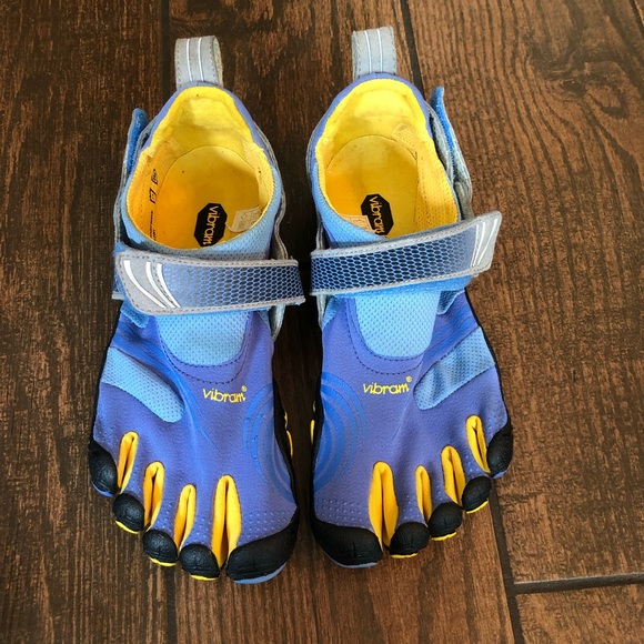 finger water shoes